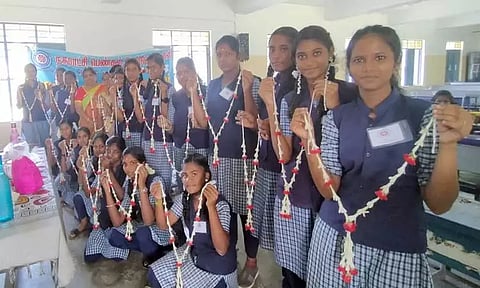 மாணவிகளுக்கு கைவினை பொருள் தயாரிப்பு பயிற்சி