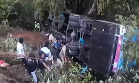 குன்னூர் மலைப்பாதையில் சுற்றுலா பேருந்து கவிழ்ந்து விபத்து - 8 பேர் உயிரிழப்பு