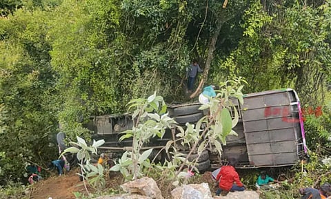 குன்னூர் மலைப்பாதையில் சுற்றுலா பேருந்து கவிழ்ந்து விபத்து: அவசர உதவி எண்கள் அறிவிப்பு