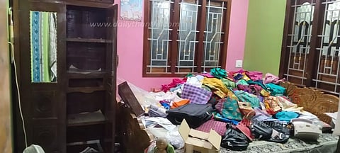 வீட்டின் கதவை உடைத்து 75 பவுன் நகைகள் கொள்ளை