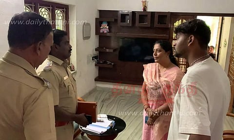 ஆசிரியை, மகளிடம் நகை பறிப்பு