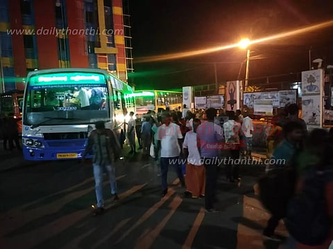 திருநள்ளாறு சனீஸ்வரர் கோவிலுக்கு செல்ல கும்பகோணம் பஸ் நிலையத்தில் குவிந்த பக்தர்கள்