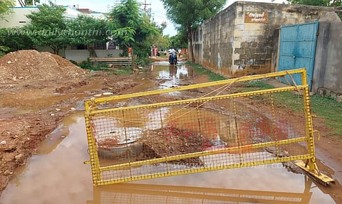 குழாயில் உடைப்பால் வீடுகளுக்குள் புகுந்த குடிநீர்