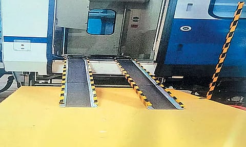 மாற்றுத்திறனாளிகள், வயதானவர்கள் ரெயிலில் ஏற சாய்வுதள வசதி வருகிறது - சென்னையில் சோதனை முறையில் பயன்பாடு