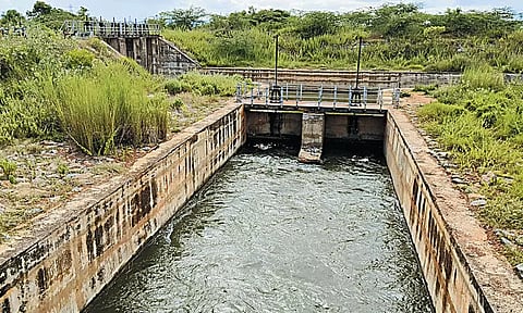 பூண்டி ஏரி நிரம்பியதால் கிருஷ்ணா நீர் கண்ணன்கோட்டை ஏரிக்கு திருப்பி விடப்பட்டது