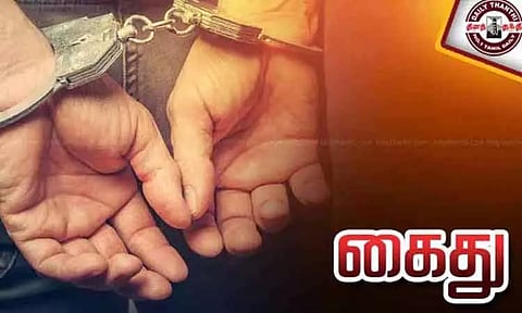 மோட்டார் சைக்கிளில் மது பாட்டில்களை கடத்தியவர் கைது