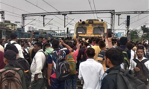 பயணிகள் மறியல் போராட்டத்தால் கல்யாண்- சி.எஸ்.எம்.டி. இடையே ரெயில் சேவை பாதிப்பு