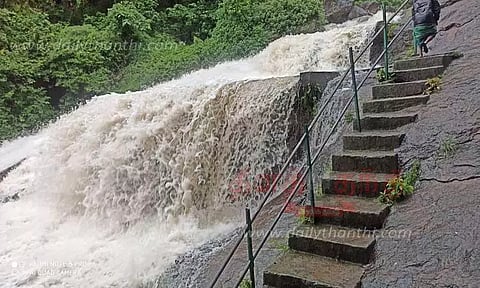 கோவை குற்றாலம் அருவியில் திடீர் வெள்ளப்பெருக்கு