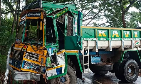 மரத்தில் மோதிய லாரி