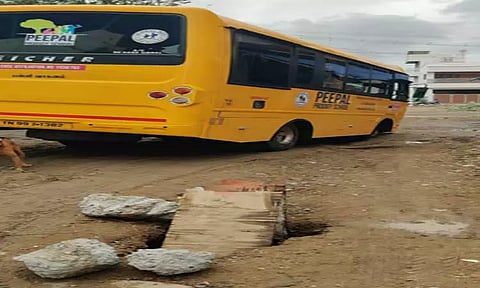 குனியமுத்தூரில் சாலையோர பள்ளத்தில் சிக்கிய தனியார் பள்ளி பஸ்