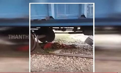 ரெயிலுக்கு அடியில் சிக்கித் தவித்த மூதாட்டி... கேட் கீப்பரின் துரித நடவடிக்கையால் அதிர்ஷ்டவசமாக உயிர் தப்பினார்..!