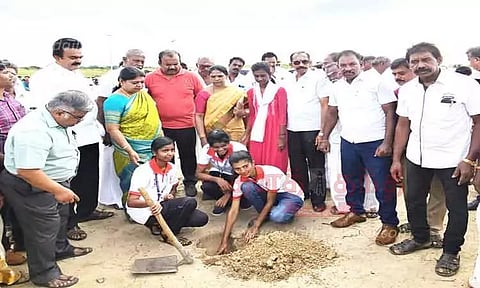 கடற்கரையில் பனை விதை விதைக்கும் பணி