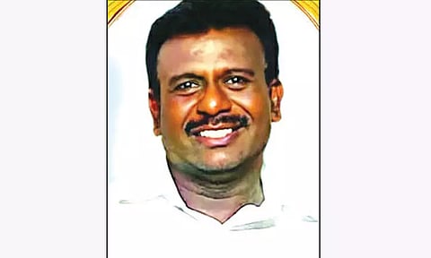 ஜன்னல் கண்ணாடி உடைந்து குத்தியதில் அரசு பள்ளி ஆசிரியர் பலி