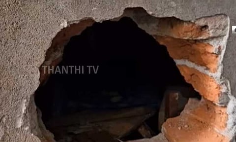 நகைக்கடையில் கொள்ளை முயற்சி: லாக்கரை உடைக்க முடியாததால் கொள்ளையர்கள் ஏமாற்றம் - ரூ.50 கோடி மதிப்புள்ள நகைகள் தப்பியது