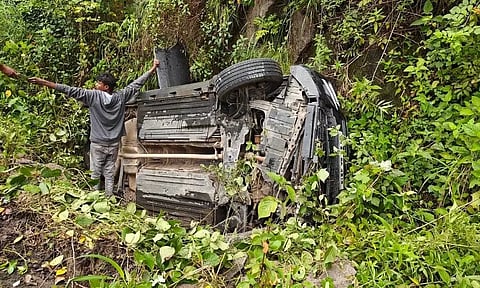 20 அடி பள்ளத்தில் கவிழ்ந்த கார்