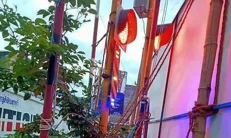 சிக்னலை மறைத்து வைக்கப்பட்ட பேனர்