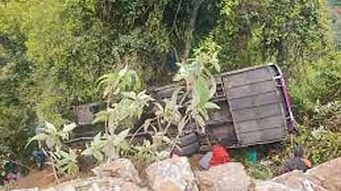 குன்னூர்: சுற்றுலா பேருந்து விபத்துக்குள்ளானது தொடர்பாக 4 பேர் மீது வழக்குப்பதிவு..!!