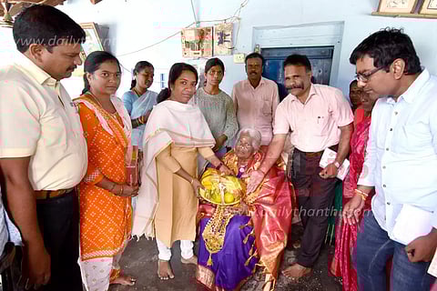 சர்வதேச முதியோர் தின விழாவில்107 வயது மூதாட்டிக்கு கலெக்டர் பொன்னாடை அணிவித்து கவுரவிப்பு