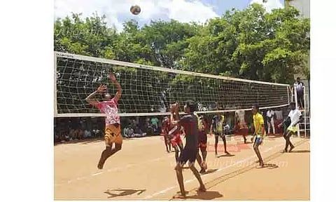 வாலிபால் போட்டியில் முதல் 3 இடங்களை பிடித்த அணிகளுக்கு பரிசு