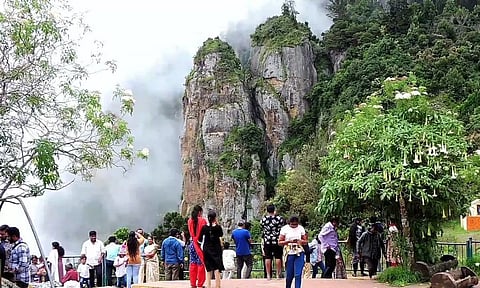 கொடைக்கானலுக்கு படையெடுத்த சுற்றுலா பயணிகள்