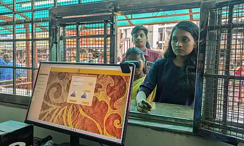 பழனி முருகன் கோவிலில் செல்போன்களை ஒப்படைத்து சென்ற பக்தர்கள்