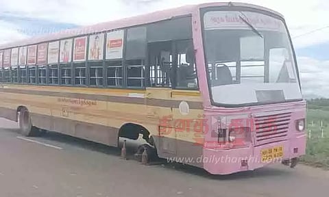 உசிலம்பட்டி அருகே அரசு பஸ்சில் கழன்று ஓடிய டயர்- பயணிகள் உயிர் தப்பினர்