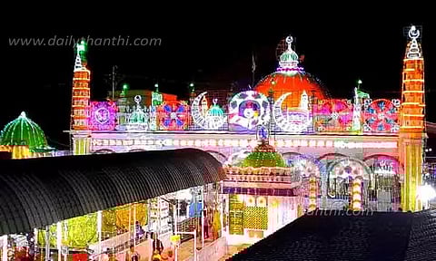 மின்னொளியில் கோரிப்பாளையம் தர்கா