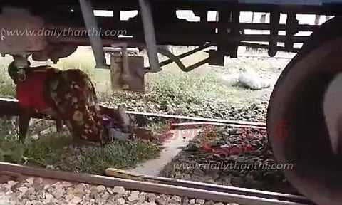 ஓடும் ரெயிலுக்கு அடியில் சிக்கிய மூதாட்டி