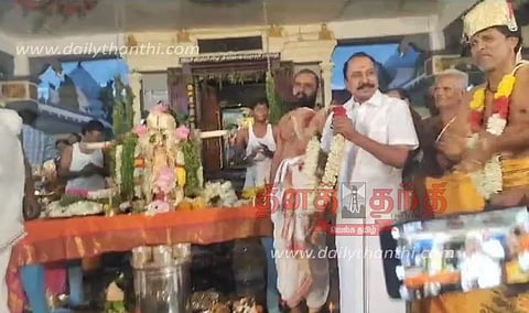 திருக்கல்யாண உற்சவ நிகழ்ச்சியில் நடனமாடி சாமிக்கு மாலை அணிவித்த கே.ஏ.செங்கோட்டையன் எம்.எல்.ஏ.