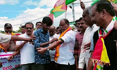 தமிழகத்திற்கு தண்ணீர் திறக்க எதிர்ப்பு: காவிரி ஆற்றில் தனது ரத்தத்தை கொட்ட முயன்ற முன்னாள் எம்.எல்.ஏ.