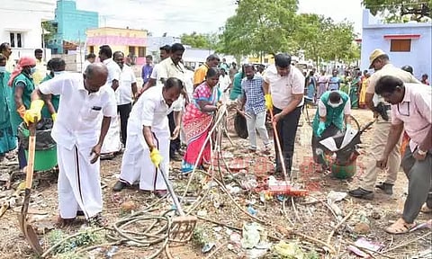 தூய்மை சேவை திட்ட பணிகள்; கலெக்டர் தொடங்கி வைத்தார்