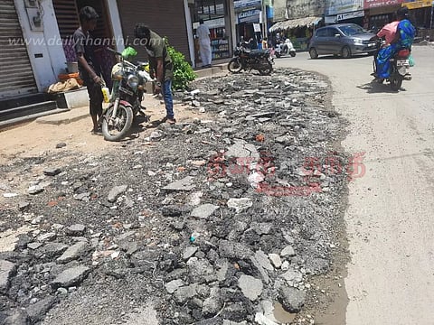 சாலையோரங்களில் கொட்டப்பட்டுள்ள தார் கப்பிகளால் வாகன ஓட்டிகள் அவதி