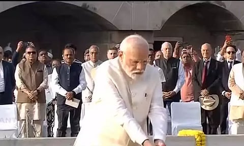 காந்தி ஜெயந்தி: மகாத்மா காந்தி நினைவிடத்தில் பிரதமர் மோடி மரியாதை