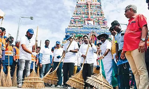 தூய்மை இந்தியா 2.0 திட்டம்: சென்னை சாலையை சுத்தப்படுத்திய சுங்கத்துறை அதிகாரிகள்