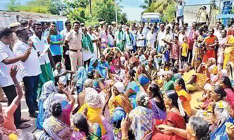 பரந்தூர் விமான நிலையம் அமைக்க உள்ள இடத்தில் ஆய்வு; அதிகாரிகள் குழுவினருக்கு எதிர்ப்பு தெரிவித்து கிராம மக்கள் மறியல்