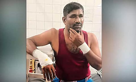 இரும்பு வியாபாரியை கத்தியால் வெட்டி ரூ.8 லட்சம் பறிப்பு; மர்ம கும்பலுக்கு வலைவீச்சு