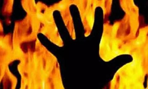 சிகரெட் பிடித்தபடி மோட்டார் சைக்கிளில் இருந்து பெட்ரோல் எடுக்க முயன்ற பெயிண்டர் உடல் கருகி சாவு