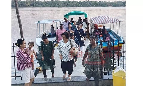 நோணாங்குப்பம் படகு குழாமில் சுற்றுலா பயணிகள் குவிந்தனர்