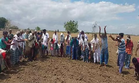 வயலில் இறங்கி மண்ணை வாரி தூற்றி விவசாயிகள் போராட்டம்