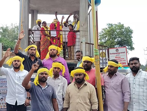 கம்பம், பெரியகுளத்தில்காந்தி சிலையிடம் மனு கொடுக்கும் போராட்டம்