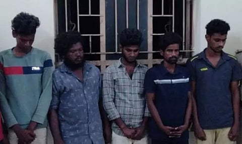 விழுப்புரம் அருகே நாட்டு வெடிகுண்டு வீசி வாலிபரை கொலை செய்ய முயன்ற 6 பேர் கைது; போலீஸ் விசாரணையில் பரபரப்பு தகவல்