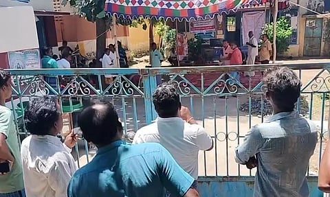 ஊராட்சி மன்ற அலுவலக நுழைவு வாயிலை பூட்டி கிராம மக்கள் வாக்குவாதம்