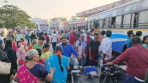 விடுமுறை முடிந்து இன்று பள்ளிகள் திறப்பு:கிருஷ்ணகிரி பஸ் நிலையத்தில் அலைமோதிய மக்கள் கூட்டம்