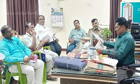 திருச்செந்தூர் அருகே குப்பை கொட்ட பொதுமக்கள் எதிர்ப்பு; உதவி கலெக்டர் பேச்சுவார்த்தை