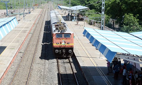 அதிவேகமாக ரெயிலை இயக்கிசோதனை ஓட்டம்