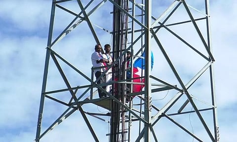 செல்போன் கோபுரம் மீது ஏறி விடுதலை சிறுத்தைகள் கட்சியினர் போராட்டம்