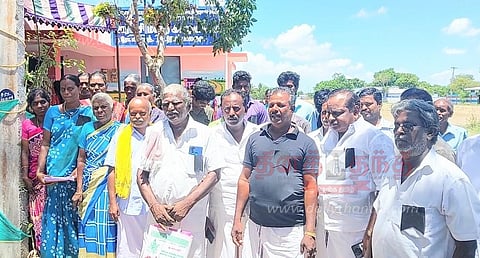 கருப்பு சின்னம் அணிந்து பங்கேற்ற மக்கள்