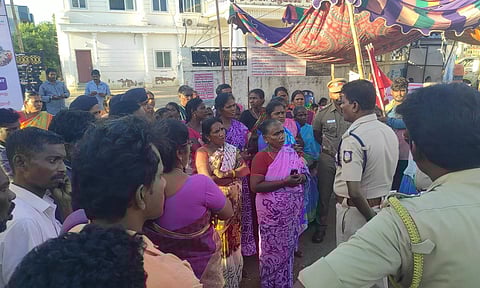 தூய்மை பணியாளர்களின் 2-வது நாள் போராட்டத்தில் பேச்சுவார்த்தை தோல்வி