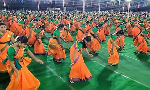 கரூரில் கொங்கு ஒயிலாட்டம் கோலாகலம்