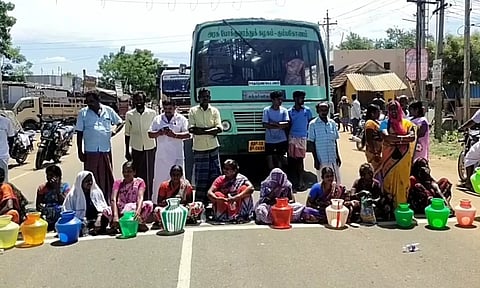 குடிநீர் கேட்டு காலிக்குடங்களுடன் கிராமமக்கள் மறியல்